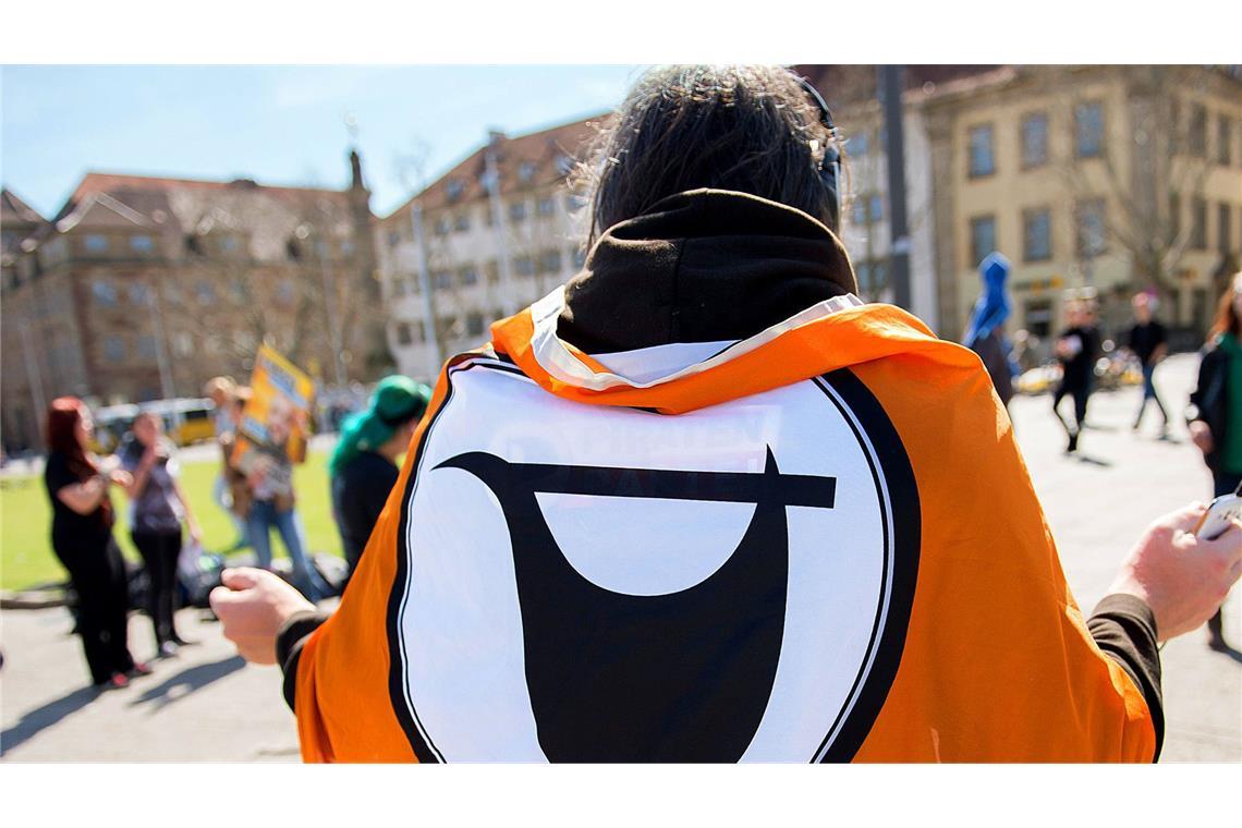 Die Piratenpartei – mehr als eine Ein-Themen-Partei Michael Knödler von der Piratenpartei tanzt am 3. April 2015 auf dem Schlossplatz in Stuttgart auf einer von der Piratenpartei organisierten Versammlung gegen das Tanzverbot vor Ostern.