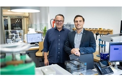 Michael (.l) und Philipp Schleicher vom Stuttgarter Juwelier Schumacher setzen sich für eine „Rückvermeisterung“ des Gold- und Silberschmiedehandwerks ein.