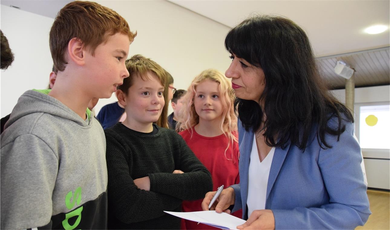 Eine Lanze für Demokratie und Menschenrechte Michael Schneider, Moritz Stolz und Annalena Schaller im Gespräch mit Landtagspräsidentin Muhterem Aras (von links). Die Schüler hatten viele Fragen für den Besuch vorbereitet. Foto: E. Klaper