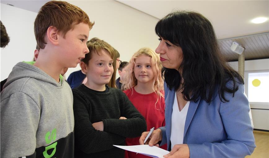 Michael Schneider, Moritz Stolz und Annalena Schaller im Gespräch mit Landtagspräsidentin Muhterem Aras (von links). Die Schüler hatten viele Fragen für den Besuch vorbereitet. Foto: E. Klaper