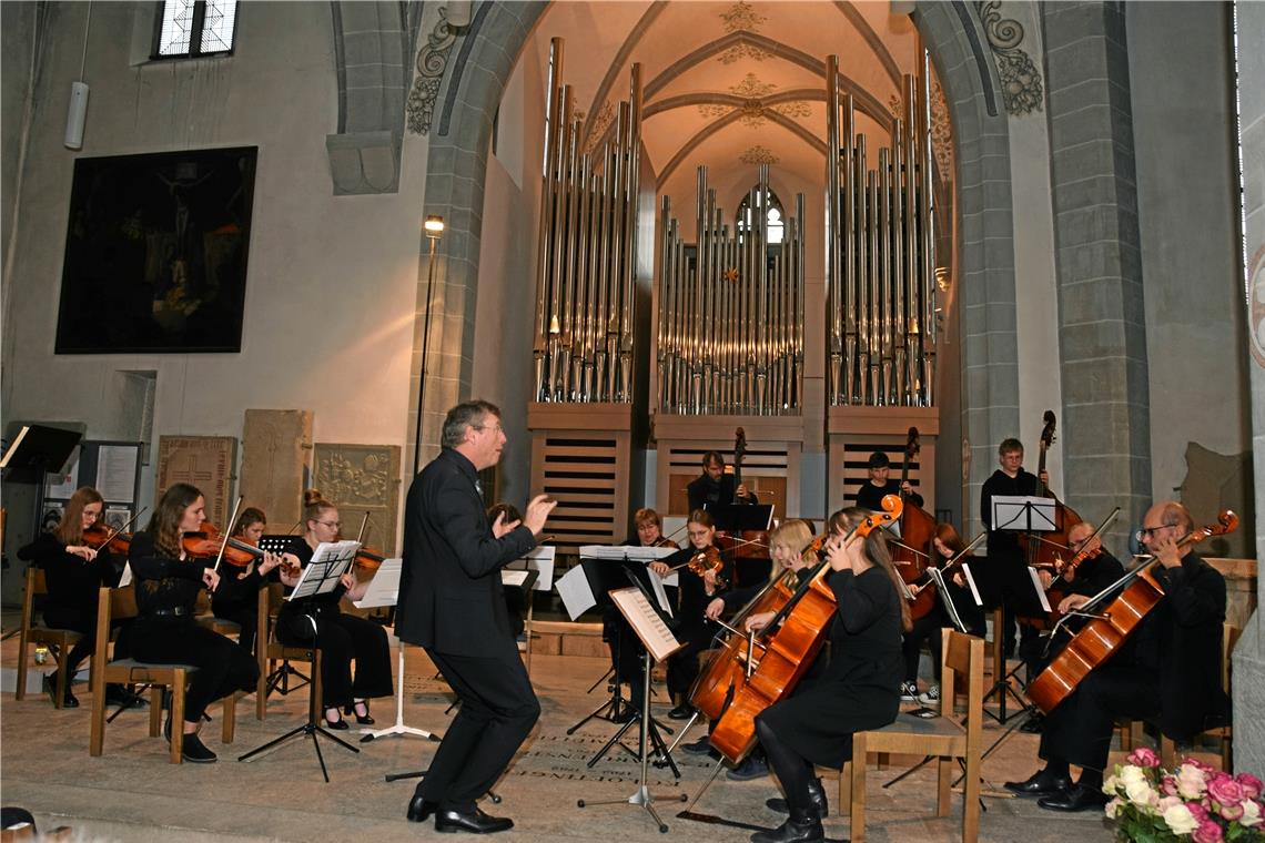 Der Musiknachwuchs zeigt sich in Hochform Michael Unger mit dem Kammerstreichorchester in der Murrhardter Stadtkirche. Foto: E. Klaper