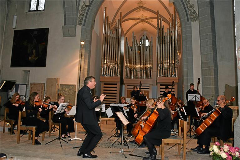 Michael Unger mit dem Kammerstreichorchester in der Murrhardter Stadtkirche. Foto: E. Klaper