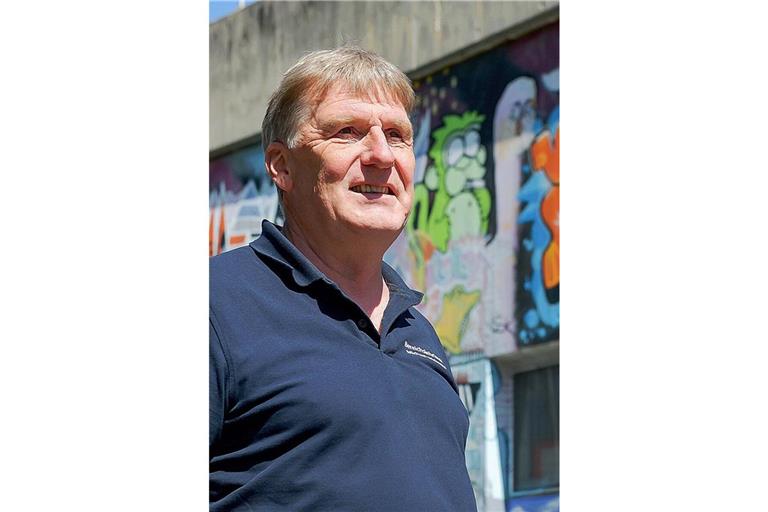 Michael Widmann steht vor seiner Wirkstätte.