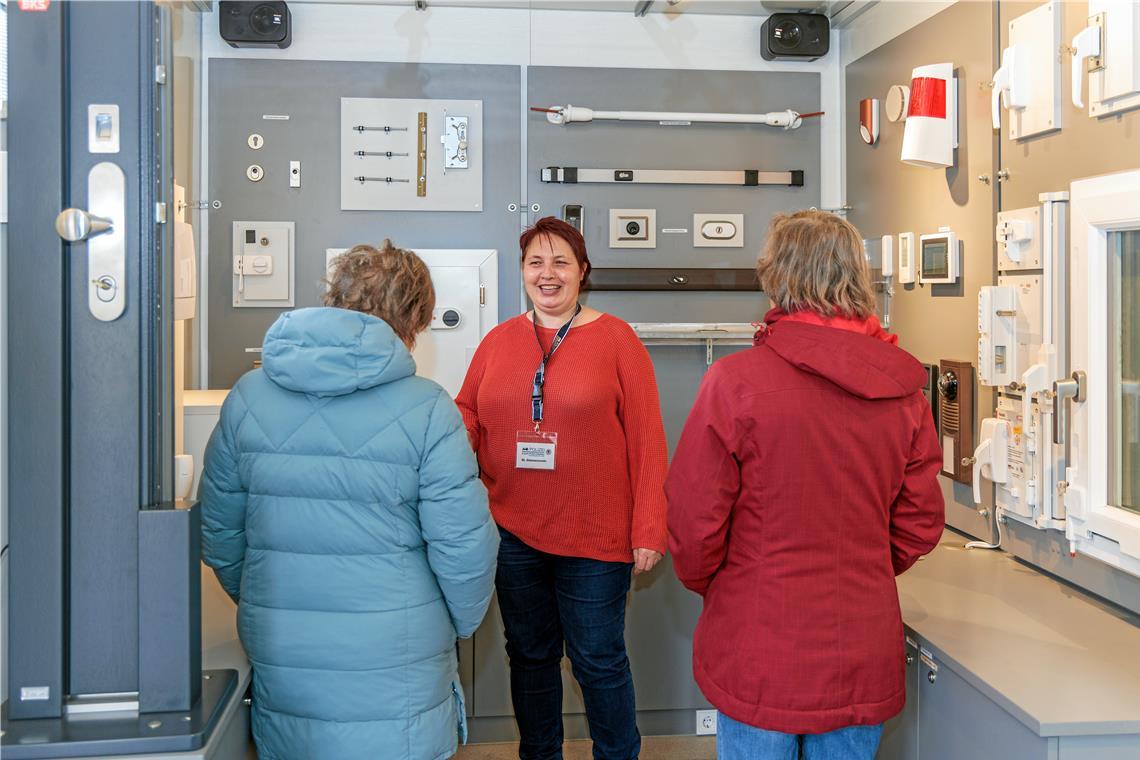 Michaela Gönnenwein (Mitte) im Gespräch mit zwei Murrhardterinnen, die sich über die Möglichkeiten zum Einbruchschutz informieren.