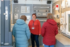 Michaela Gönnenwein (Mitte) im Gespräch mit zwei Murrhardterinnen, die sich über die Möglichkeiten zum Einbruchschutz informieren.