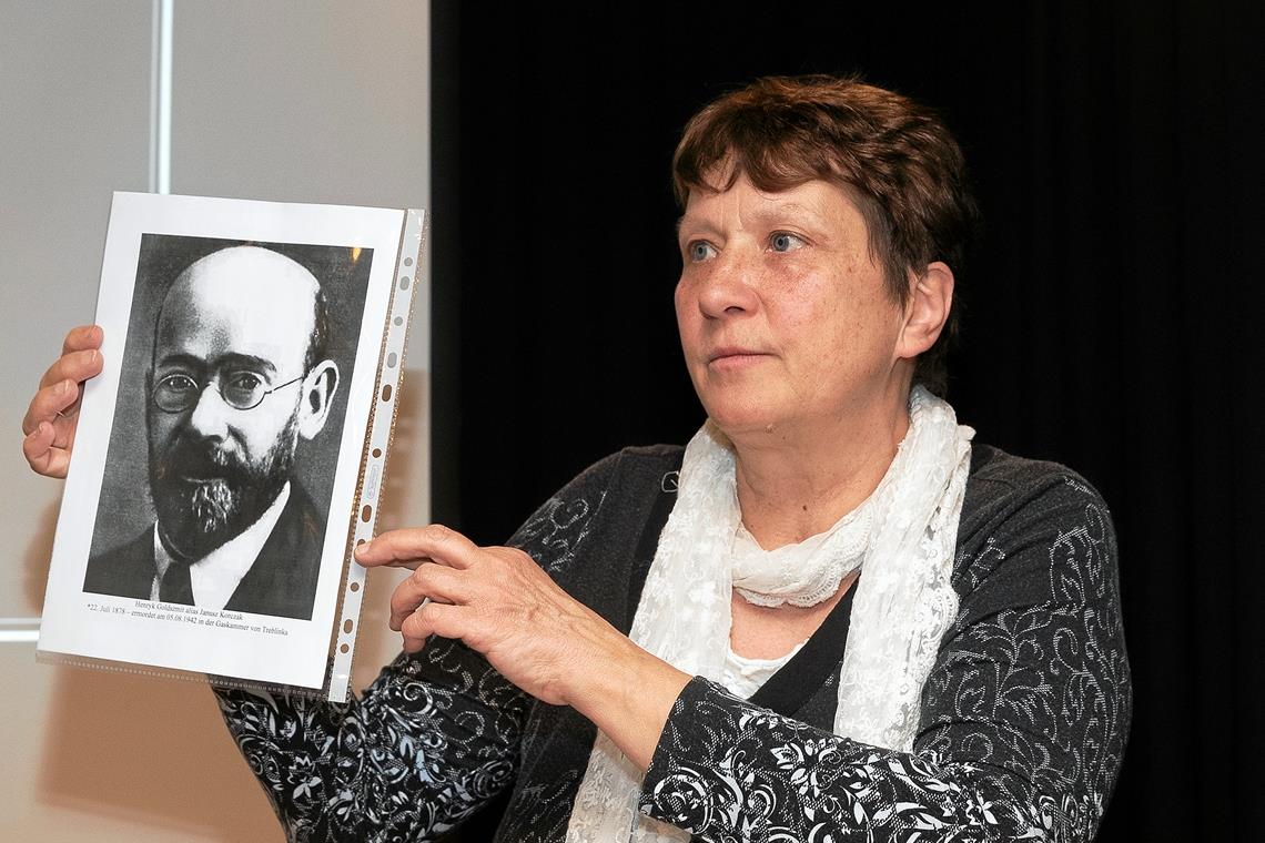 Michaela Köhler hat der Lebensweg von Henryk Goldszmit (Foto), der unter seinem literarischen Pseudonym Janusz Korczak bekannt wurde und seine Arbeit Kindern gewidmet hat, tief beeindruckt. In der Volkshochschule zeichnete sie wichtige Stationen des polnischen Arztes nach. Foto: J. Fiedler