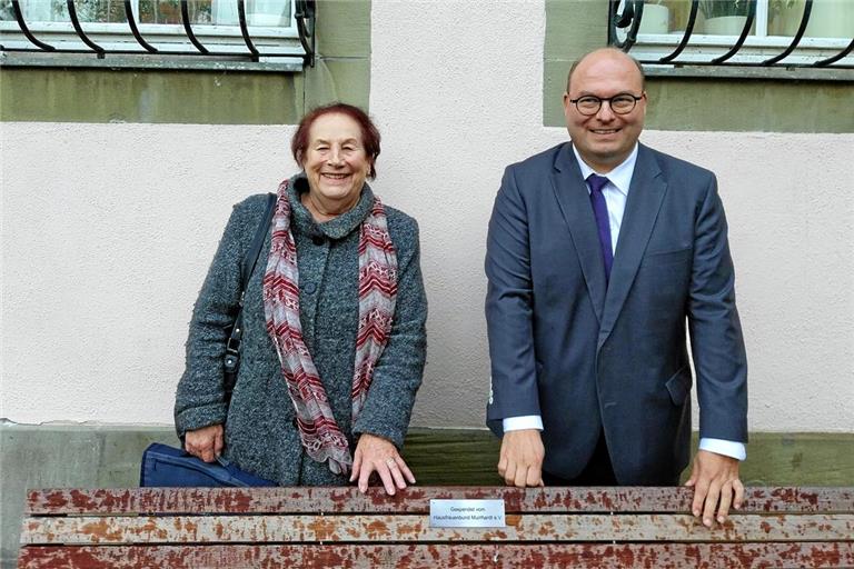 Eine neue Bank am Marktplatz Michèle Hartmann hat symbolisch eine der Bänke an Bürgermeister Armin Mößner übergeben. Foto: privat