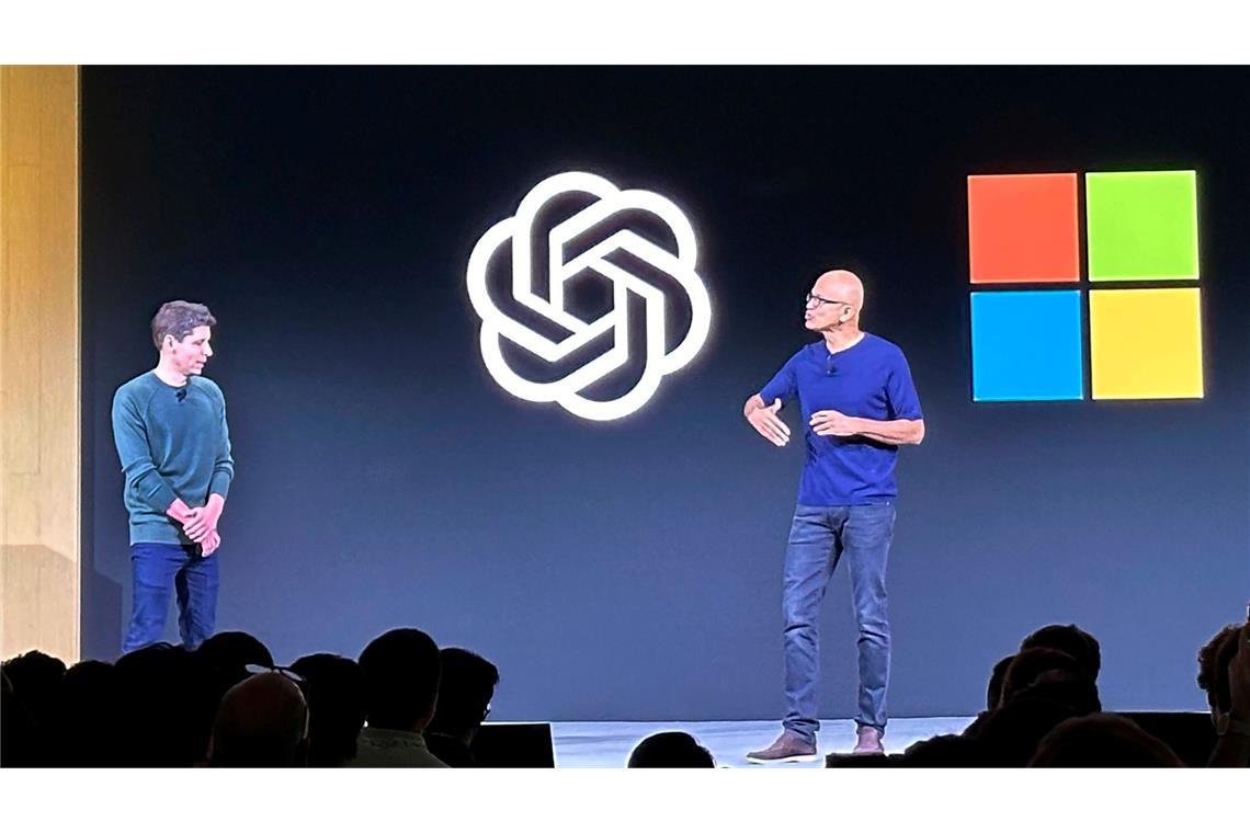 Microsoft-Chef Satya Nadella (rechts im Bild) war ein früher Unterstützer von OpenAI und des Mitgründers Sam Altman. (Archivbild)
