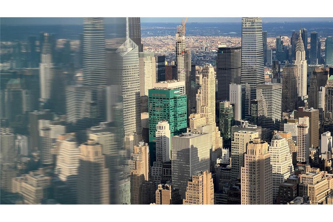 Teure beste Aussicht - New Yorks Wolkenkratzer im Wettbewerb Midtown-Wolkenkratzer aus luftiger Höhe.
