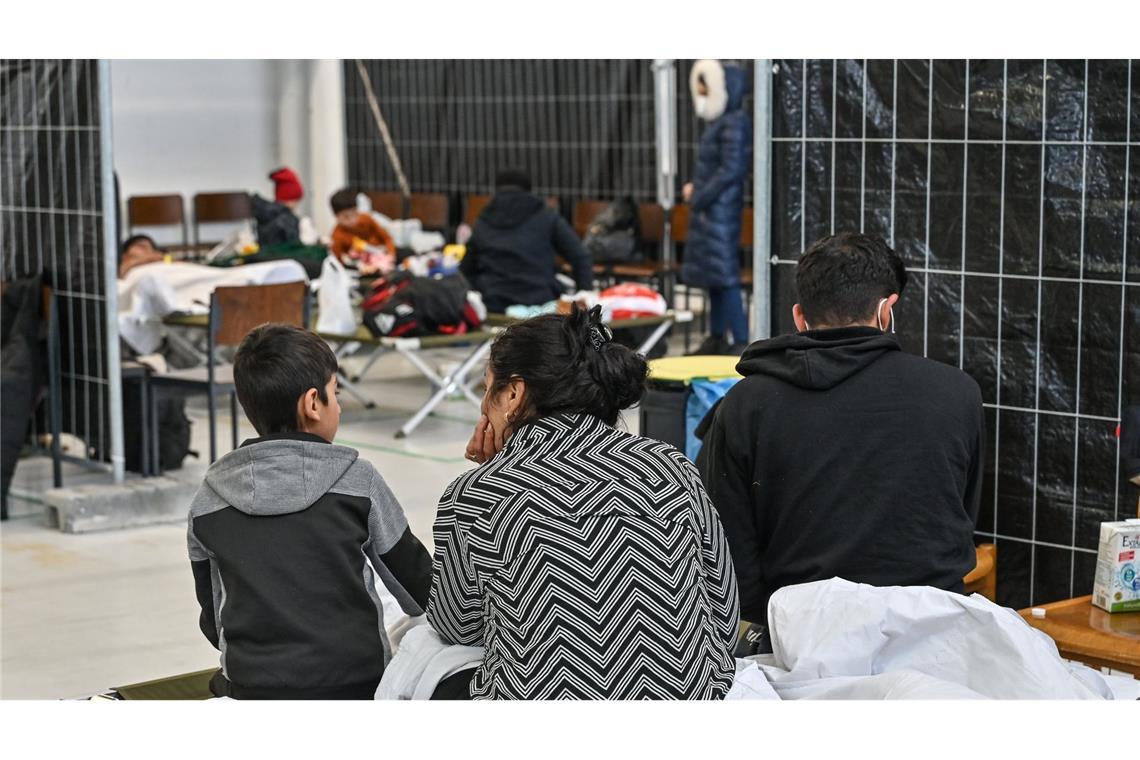 Vorerst keine Entscheidungen mehr zu Asylanträgen von Syrern Migranten sitzen in der zentralen Bearbeitungsstelle der Bundespolizei und des Bundesamtes für Migration und Flüchtlinge (Bamf) in Frankfurt (Oder). (Archivbild)