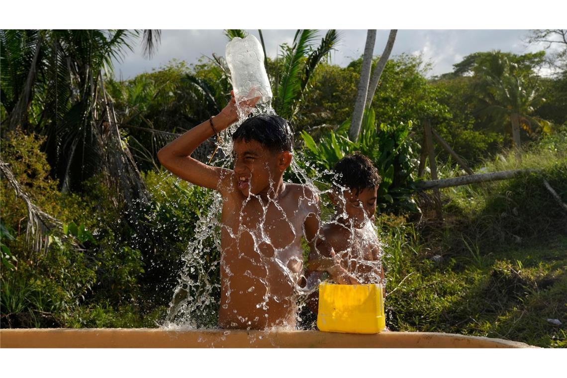 Bilder des Tages Migrantenkinder erfrischen sich in Palenque in Panama, nachdem sie aus dem Süden Mexikos zurückgekehrt sind und den Versuch aufgegeben haben, in die USA zu gelangen.