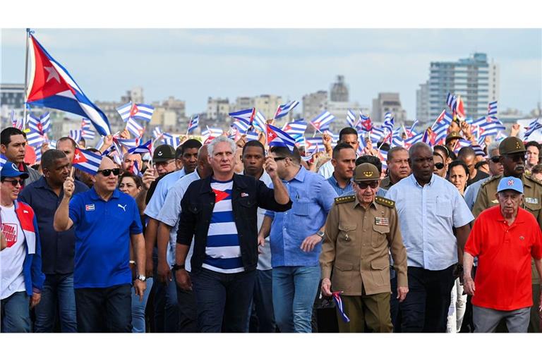 Miguel Diaz-Canel (Mitte, links) und Raul Castro (Mitte, rechts) demonstrierten 2024 gegen die USA