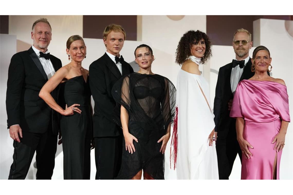 Mikael Rieks (von links), die Autorin Maren Louise Käehne, Thorbjørn Hedegaard, Mathilde Arcel Fock, die Regisseurin May el-Toukhy, Carsten Bjørnlund und Marina Bouras posieren für die Fotografen auf dem roten Teppich zur Filmvorführung von "Woman Unknown" während der 83. Ausgabe der Filmfestspiele von Venedig.