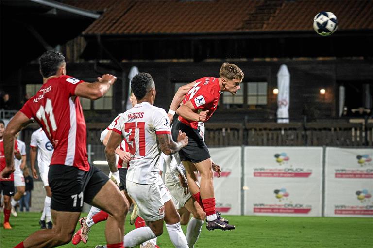Mike Huras (rechts) köpft das 2:2 gegen Kickers Offenbach – sein erster Punktspieltreffer für die SG. Foto: Alexander Becher