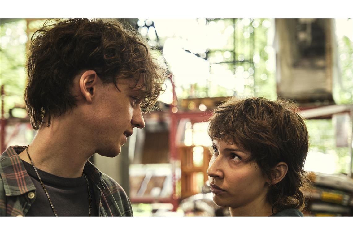 Mike (Jeremias Meyer) und Nisha (Amina Merai) wollen einen Teich im Garten von Mikes Eltern anlegen, die angeblich im Urlaub sind.