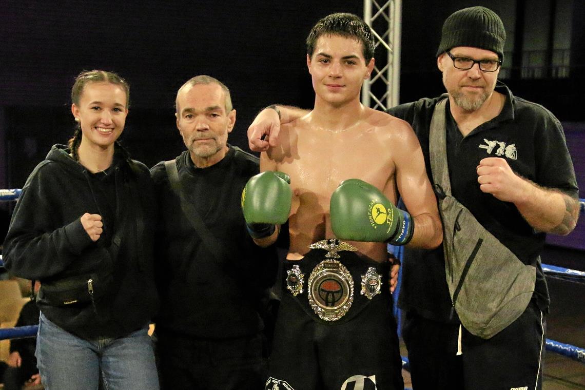 Ein Titel auf Mike Neulingers Weg zum Profi Mike Neulinger (Zweiter von rechts) freut sich mit seinen Unterstützern Lea Skworzow, Artur Allerborn und Thorsten Kronz (von links) über den Gewinn der deutschen Meisterschaft in der Disziplin K-1. Foto: privat