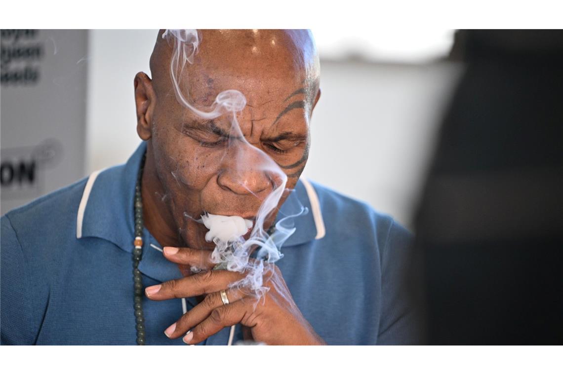 Veranstalter: 65.000 Besucher auf Cannabis-Messe Mike Tyson, Boxer und Unternehmer, rauchte am Freitag an einem Stand der Cannabis-Messe Mary Jane einen Joint.