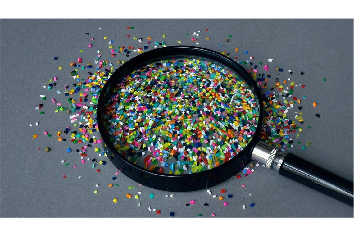 Schädigt Mikroplastik das Gehirn? Mikro- und Nanoplastik können wir nicht entgehen. Wir nehmen es beim Trinken, Essen und Atmen auf.