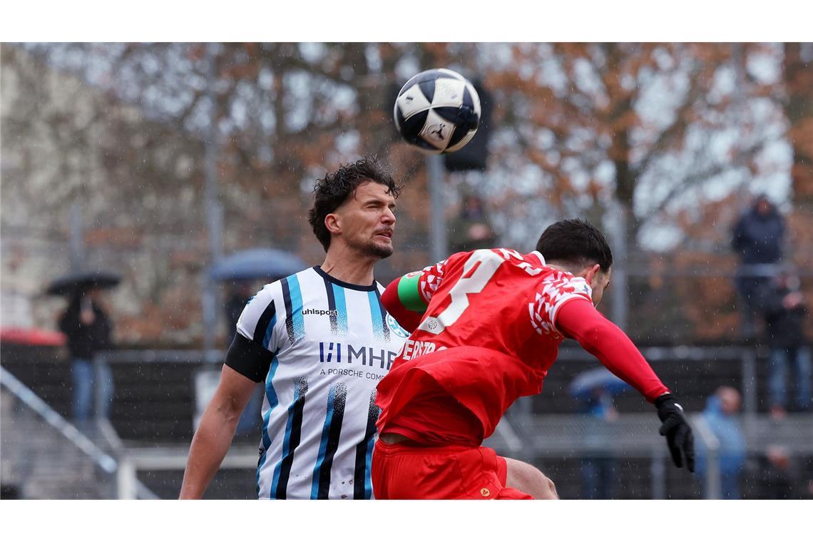 Milan Petrovic (li.) stand gut in der Dreierkette.