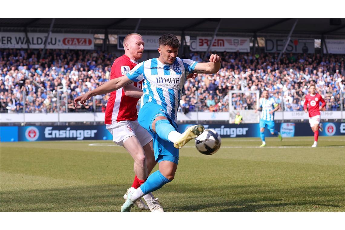 Dem Fußballfest fehlt der gute Schluss Milan Petrovic spielte zentral in der Dreierkette der Blauen.