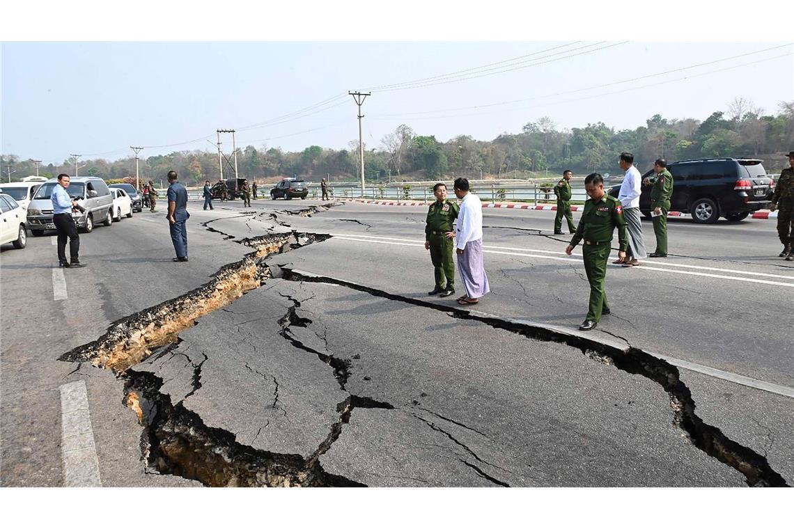 Erdbeben in Südostasien: Viele Tote, Hunderte Verletzte Militärchef Min Aung Hlaing inspiziert in Myanmar eine stark beschädigte Straße.