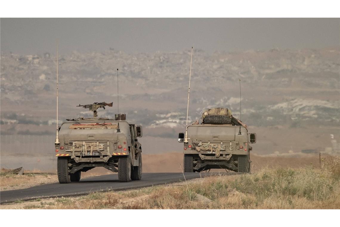 EU stellt Abkommen mit Israel auf den Prüfstand Militärfahrzeuge auf dem Weg nach Gaza.