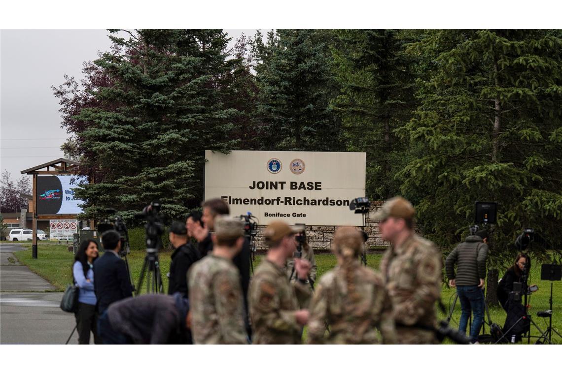Bilder des Tages Militärpersonal und Medienvertreter stehen vor dem Joint Base Elmendorf-Richardson in Anchorage.