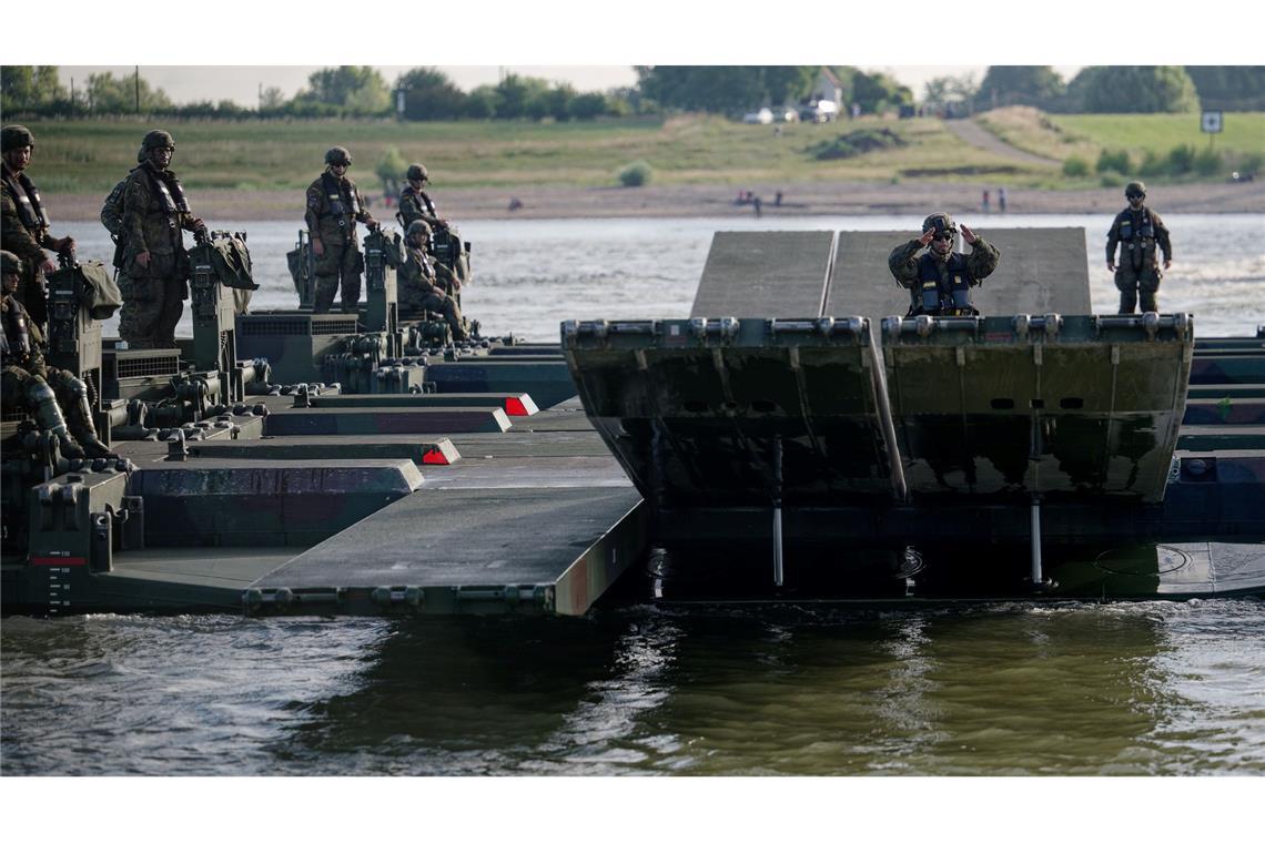Militärübung am Rhein: Panzer-Fähren transportieren 100-Tonnen-Fahrzeuge