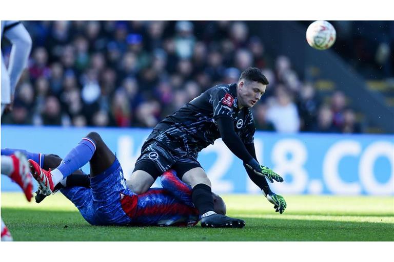 Millwall-Torwart Liam Roberts foulte Jean-Philippe Mateta  von Crystal Palace brutal.