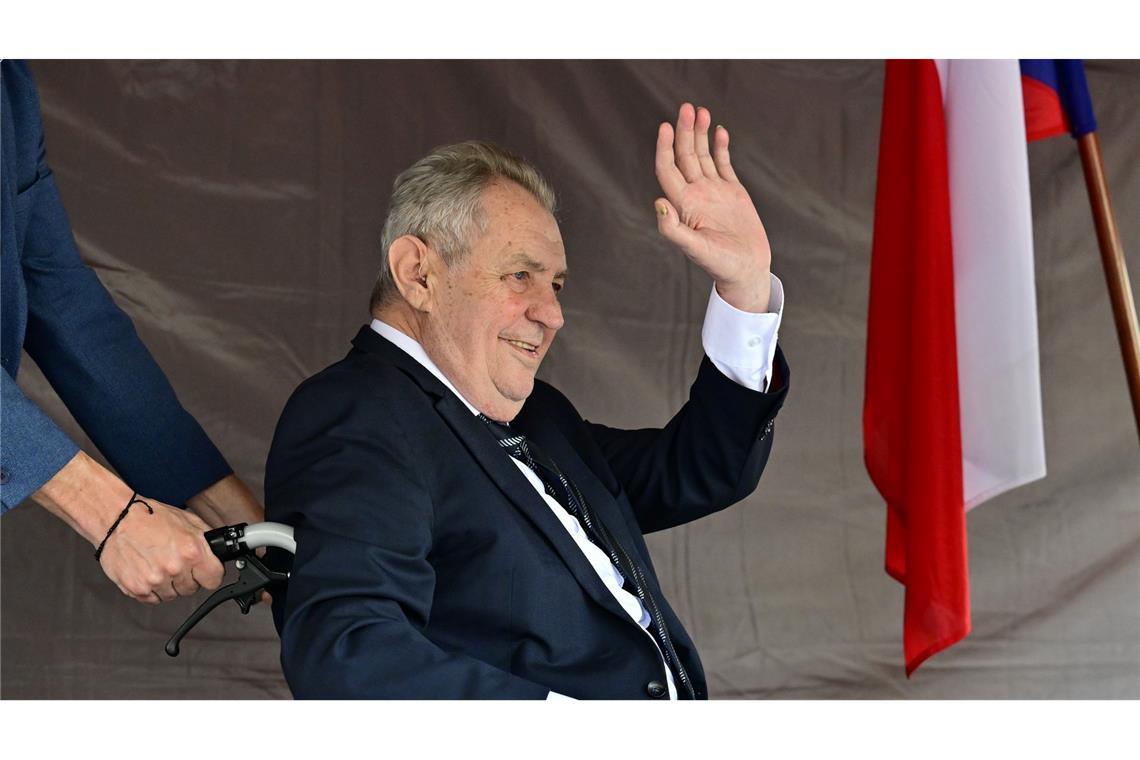Miloš Zeman, ehemaliger Staatspräsident von Tschechien, wurde bei der Demo gegen den Sudetendeutschen Tag im Rollstuhl auf das Podium geschoben.