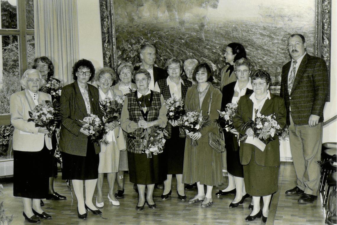 Seit 50 Jahren im Einsatz für Familien Mina Götz, die Frau des ehemaligen Bürgermeisters Helmut Götz (Sechste von links), war lange treibende Kraft. Auf der Aufnahme von 1995 ist Vorsitzender Emil Fechter (rechts) zu sehen, der den Verein ebenfalls tatkräftig und finanziell unterstützt hat. Archivfoto: Hans Quayzin