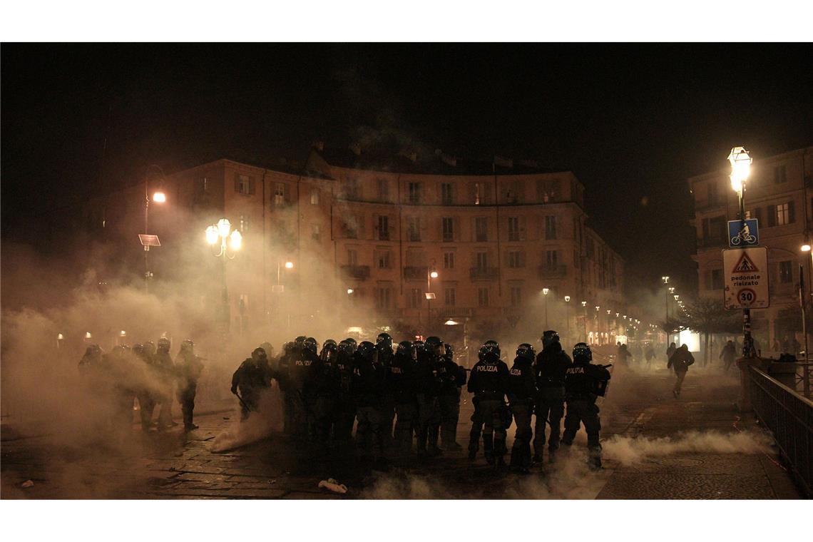 Krawalle in Turin: Mehr als 100 Verletzte