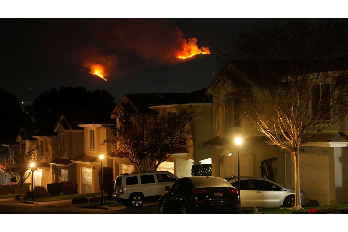Neue Feuer in Los Angeles und Umgebung Mindestens 28 Menschen sind den Angaben zufolge bisher gestorben. Mehr als 15.000 Gebäude wurden demnach zerstört.