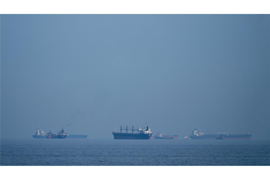 Mindestens 50 Schiffe deutscher Reedereien sollen im Golf festsitzen. (Archivbild)