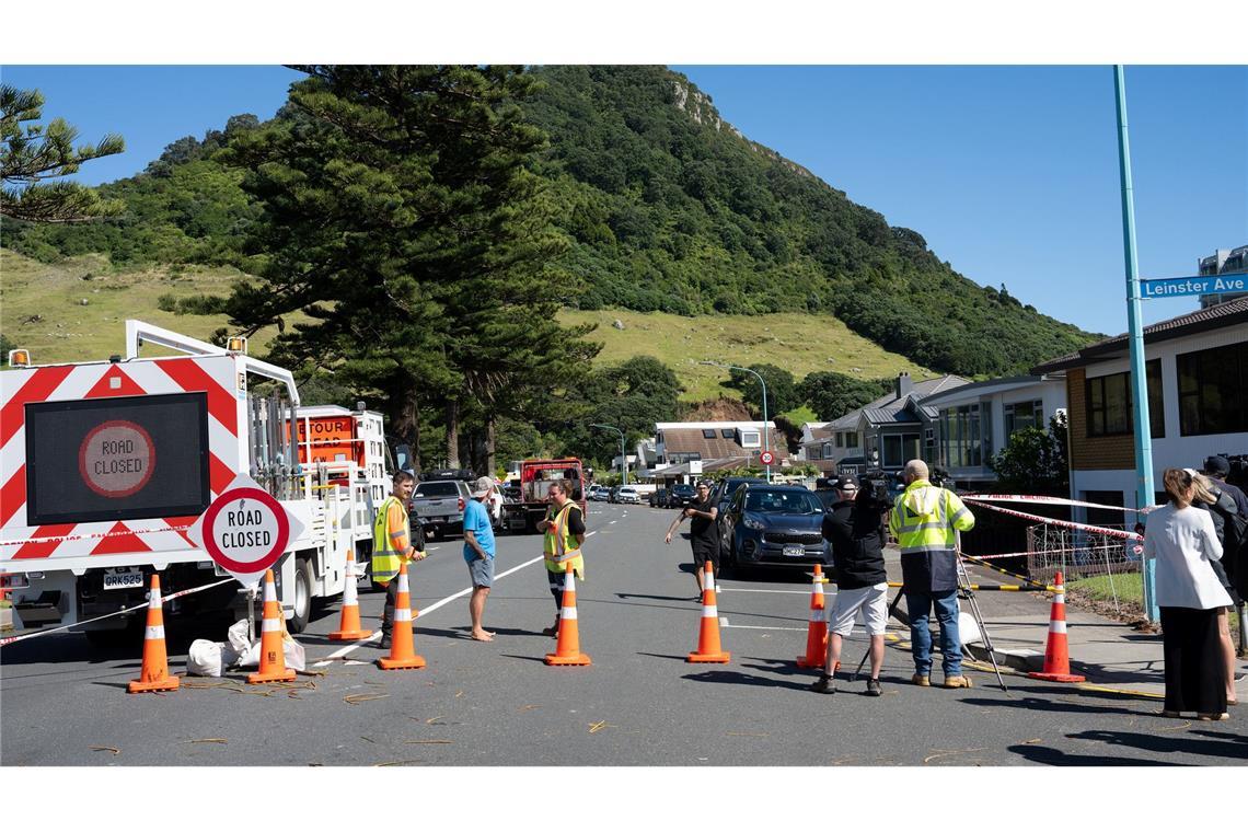 Mindestens sechs Menschen werden nach einem Erdrutsch vermisst.
