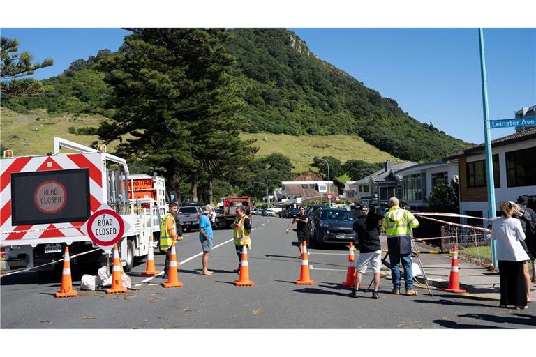 Mindestens sechs Menschen werden nach einem Erdrutsch vermisst.