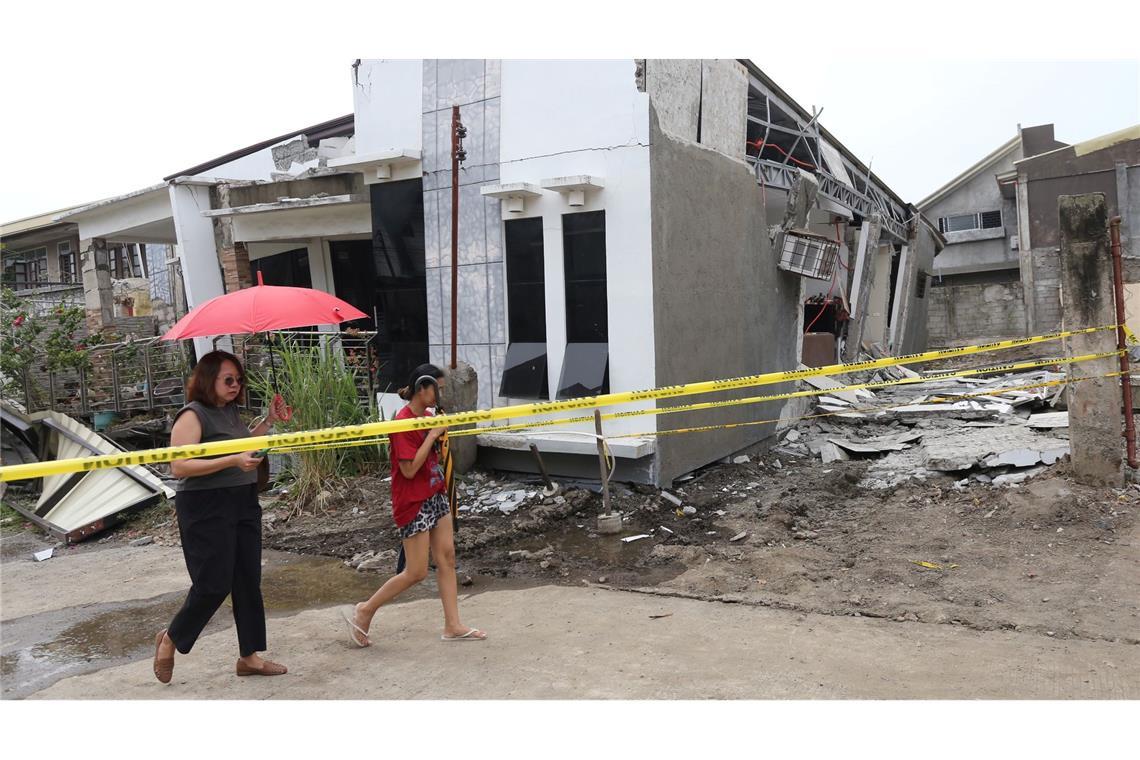 Weiteres Erdbeben auf Philippinen - Tsunami-Entwarnung Mindestens vier Menschen sind bei dem starken Beben ums Leben gekommen.
