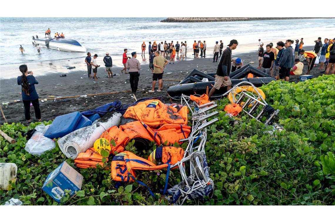 Zwei Touristen sterben bei Bootsunglück vor Bali Mindestens zwei chinesische Touristen kamen bei dem Unglück ums Leben.