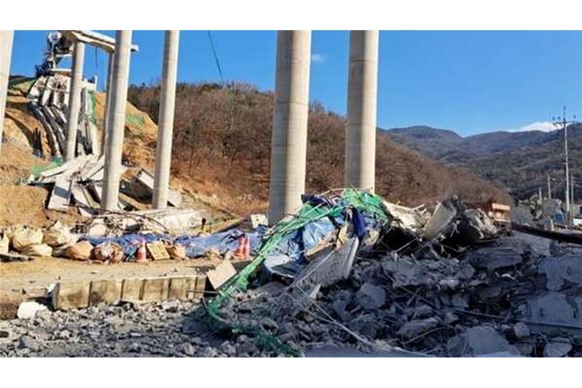 Mindestens vier Tote bei Brückeneinsturz in Südkorea Mindestens zwei Personen bei einem Brückeneinsturz in Südkorea gestorben.