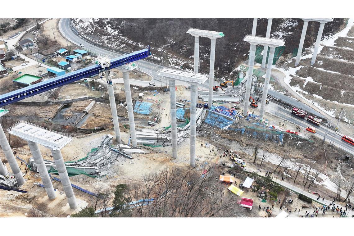 Mindestens vier Tote bei Brückeneinsturz in Südkorea Mindestens zwei Personen bei einem Brückeneinsturz in Südkorea gestorben.