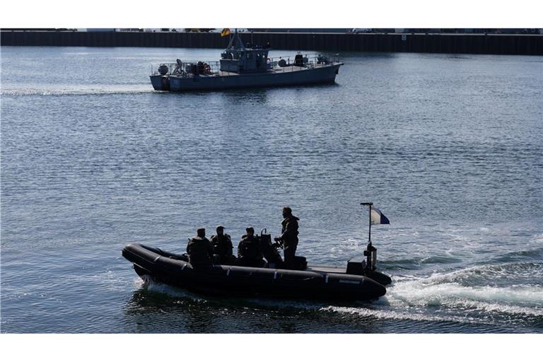 Minentaucher der Bundeswehr in einem Schlachboot.