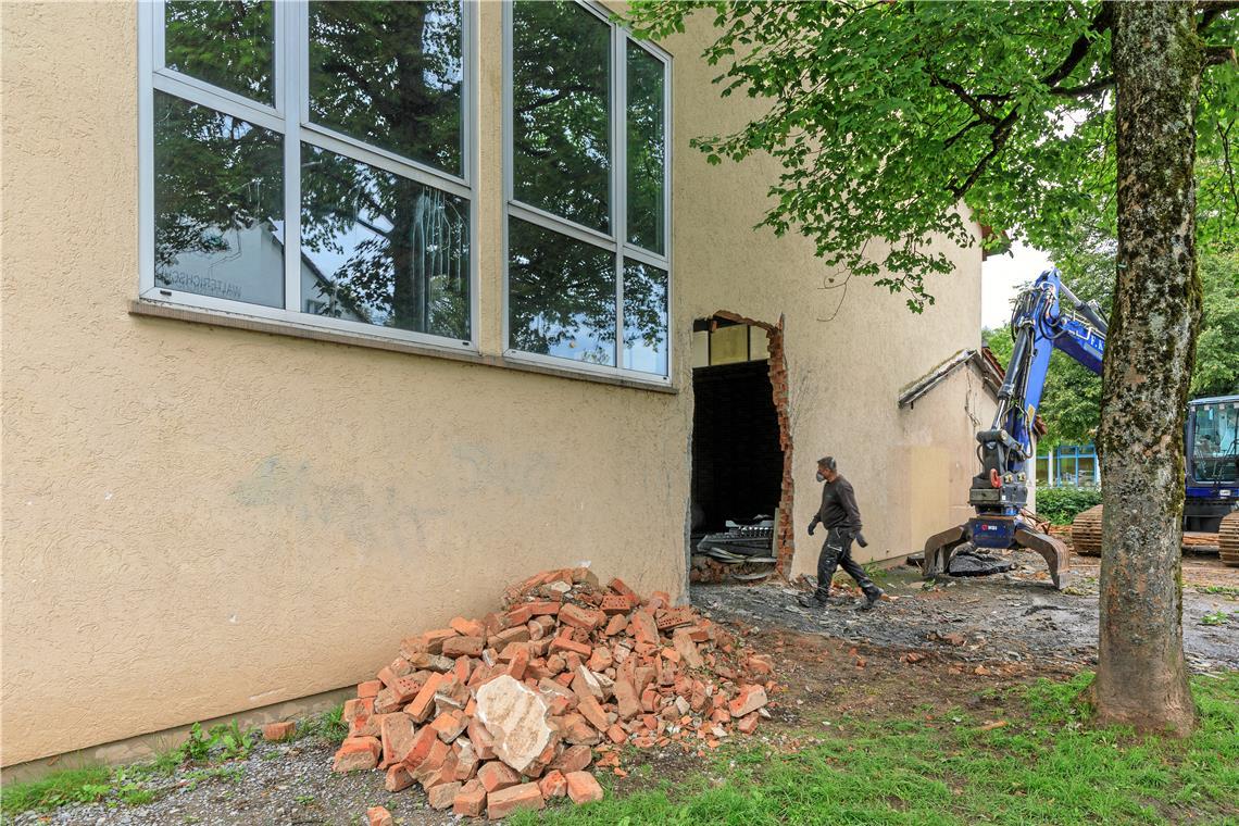 Turnhallenabriss geht voran Mineralische Baustoffe wie Beton, Ziegelsteine und Dachziegel werden als wiederverwertbarer Schotter aufgearbeitet. Foto: Stefan Bossow