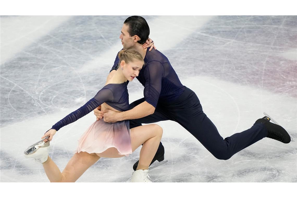Minerva Hase (l) und Nikita Volodin fielen in der Kür vom ersten auf den dritten Platz zurück.