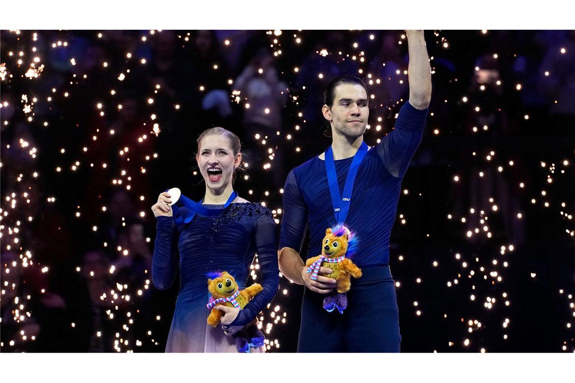 Minerva Hase (l) und Nikita Volodin holten erstmals WM-Gold im Paarlaufen.