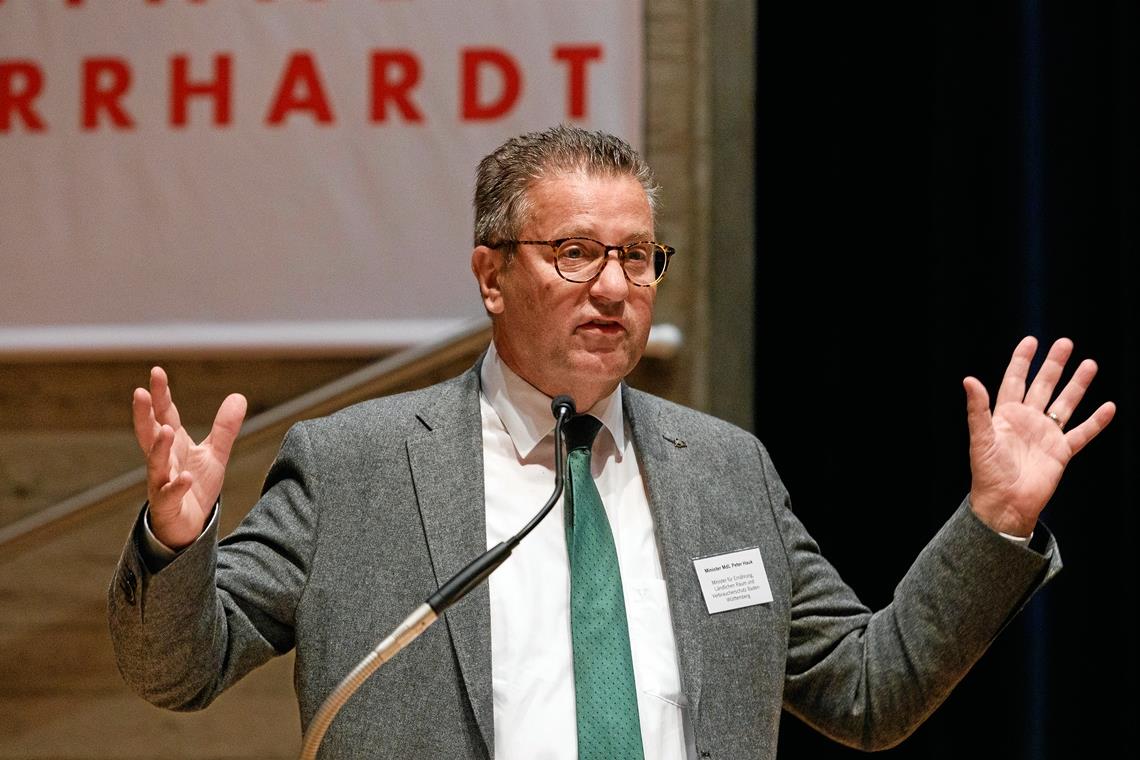 Coronakrise als Spiegel ungelöster Probleme Minister Peter Hauk zeigt sich besorgt, was die Impfquote angelangt.