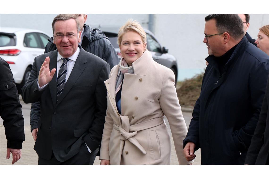 Pistorius: Zwei Prozent für Militärausgaben reichen nicht Minister Pistorius (li.), Ministerpräsidentin Schwesig und TKMS-Chef Burkhard auf Werftbesuch in Wismar.