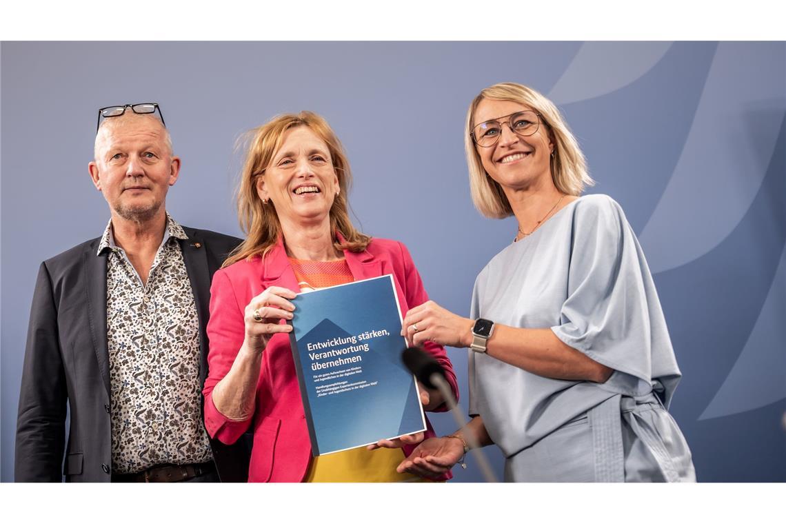 Ministerin Karin Prien (Mitte) nahm die Empfehlungen der Kommission in Berlin entgegen.
