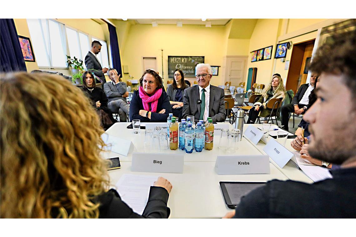 Sedra und ihre Klassenkameraden lassen Kretschmann staunen Ministerin Schopper und Ministerpräsident Kretschmann im Klassenzimmer