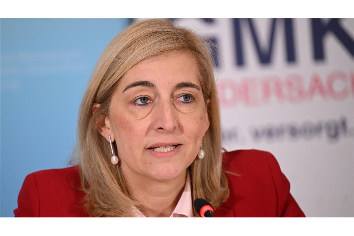 Ministerin Warken hebt das Sparziel für stabile Kassenbeiträge an.