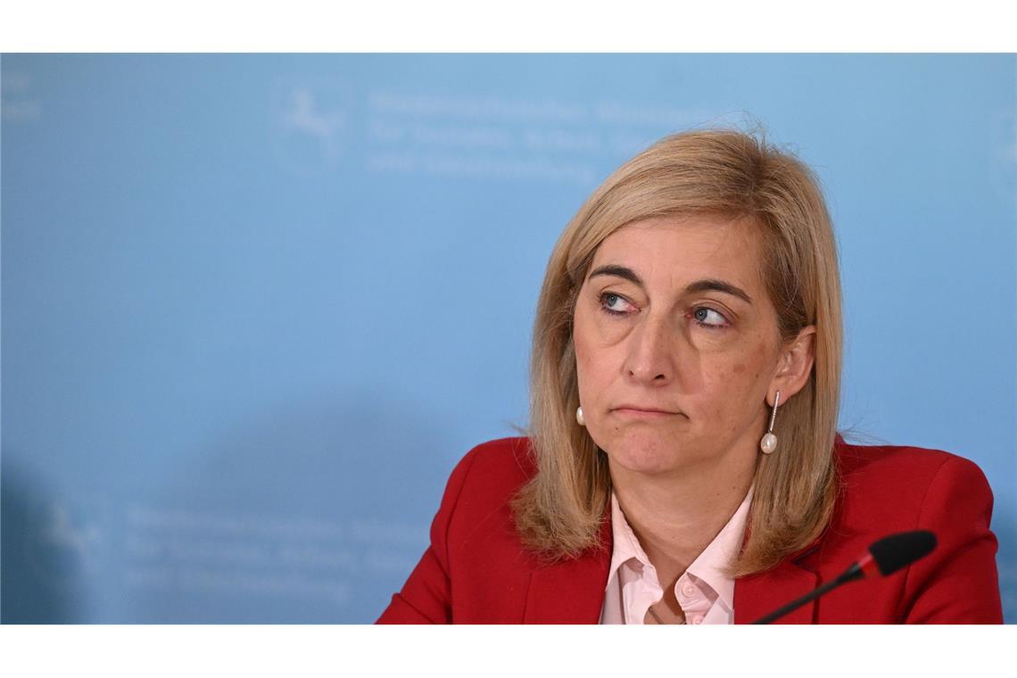Warken will neue Milliardenlücke bei Krankenkassen schließen